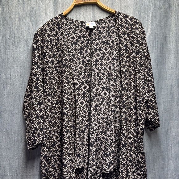 LuLaRoe Black and White patterned cardigan, size medium - Picture 3 of 8